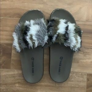 Sandale fausse fourrure